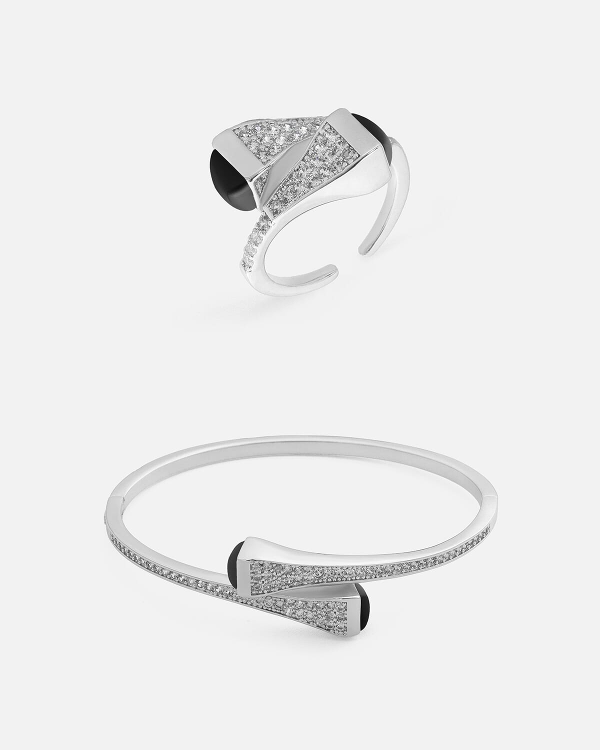 ‎ طقم نسائي جذاب بلون فضي